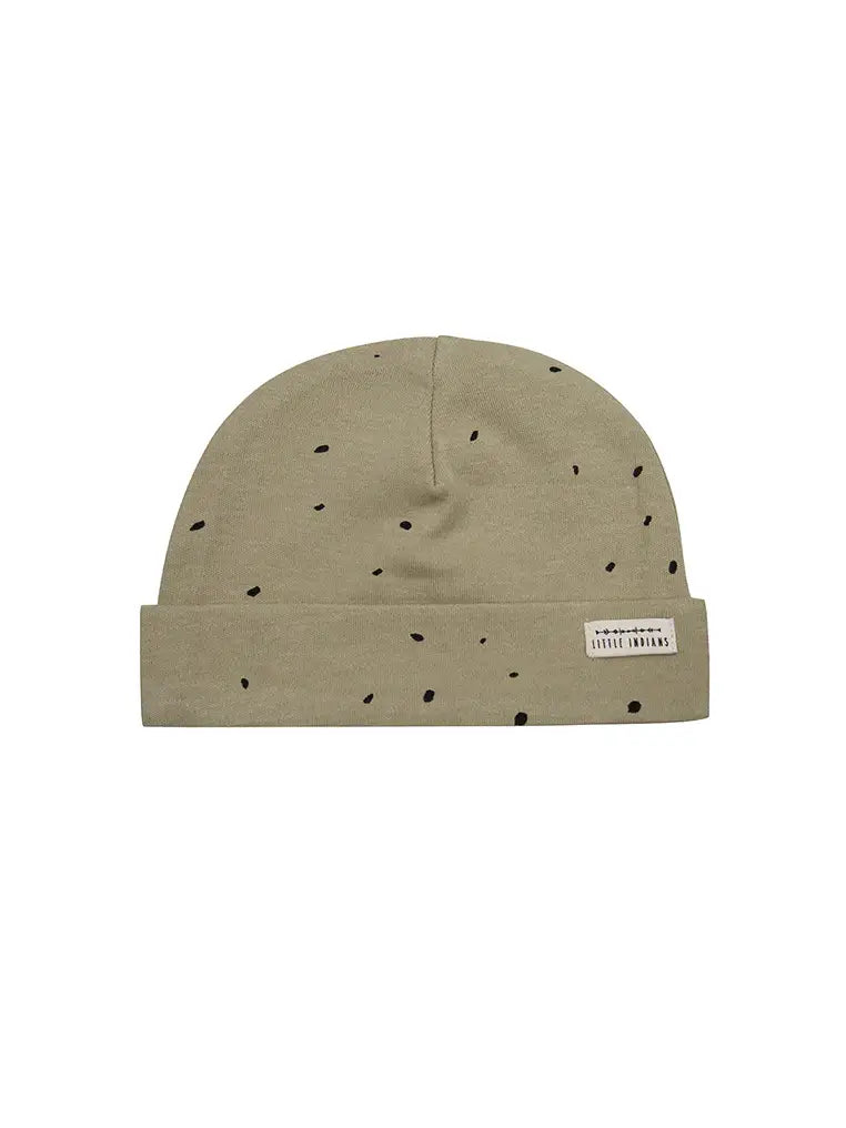 Een newborn mutsje van Little Indians in de kleur groen, gemaakt van 100% biologisch katoen.