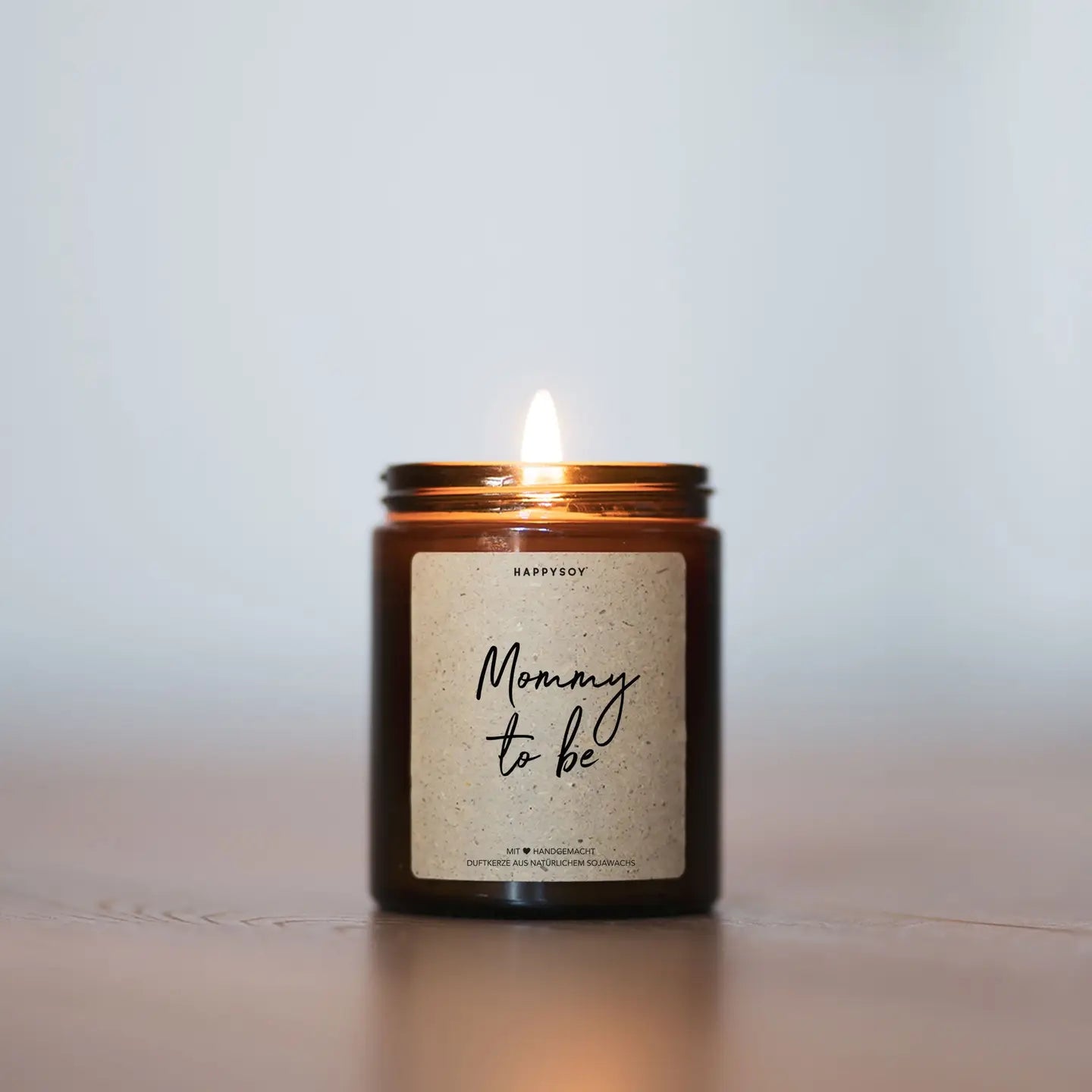 Scented candle with inscription 'Mommy to be'